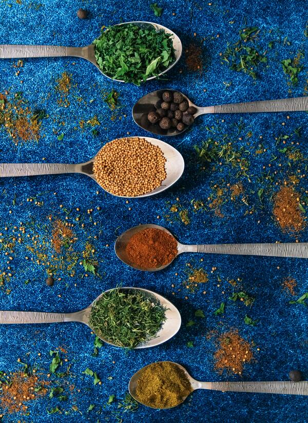 Ingredients for avocado pasta: pasta, ripe avocados, basil, lemon, garlic, and olive oil.
