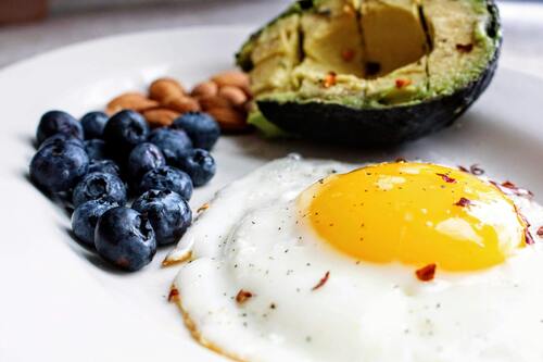 List of foods to avoid on keto such as breads, rice, sweets, and sugary drinks
